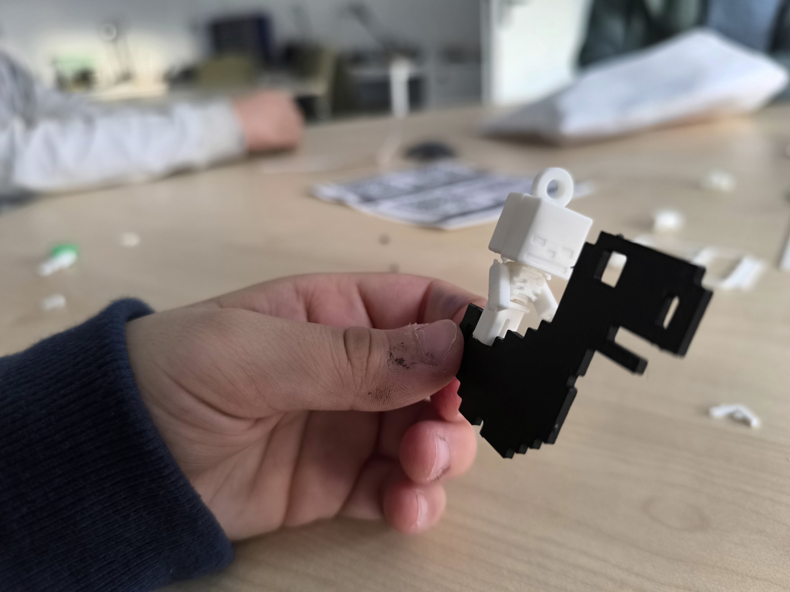 Ein*e Besucher*in hält einen fertigen3D Druck in die Kamera.